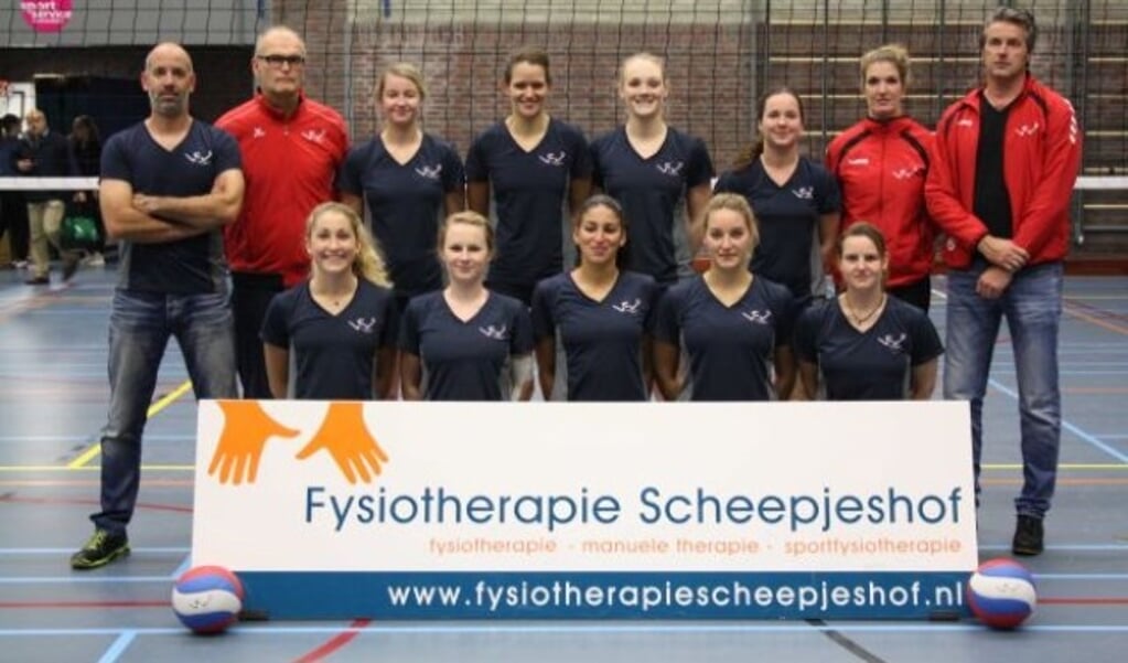 Het eerste damesteam van de Veenendaalse volleybalvereniging VCV dat in Fysiotherapie Scheepjeshof een nieuwe sponsor heeft gevonden