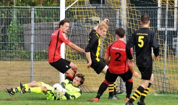 Redichem doelman Bouwe Zwerfbroek liet de bal los en werd overrompeld. Foto: gertbudding.nl
