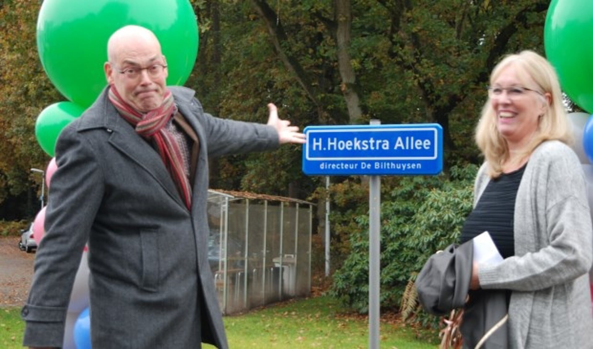 Harm Hoekstra en locatiemanager Coralinda Puijk bij het pas onthulde naambordje.
