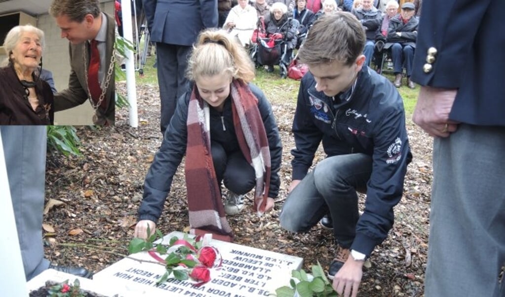 Jongeren leggen bloemen bij het gedenkteken aan de Veenendaalsestraatweg. Inzet: Betty Bausch wordt verrast met een koninklijke onderscheiding. Foto's: Nico van Ginkel