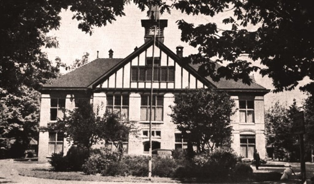 Een historische foto van het hoofdgebouw van de Willem Arntsz Hoeve. 
