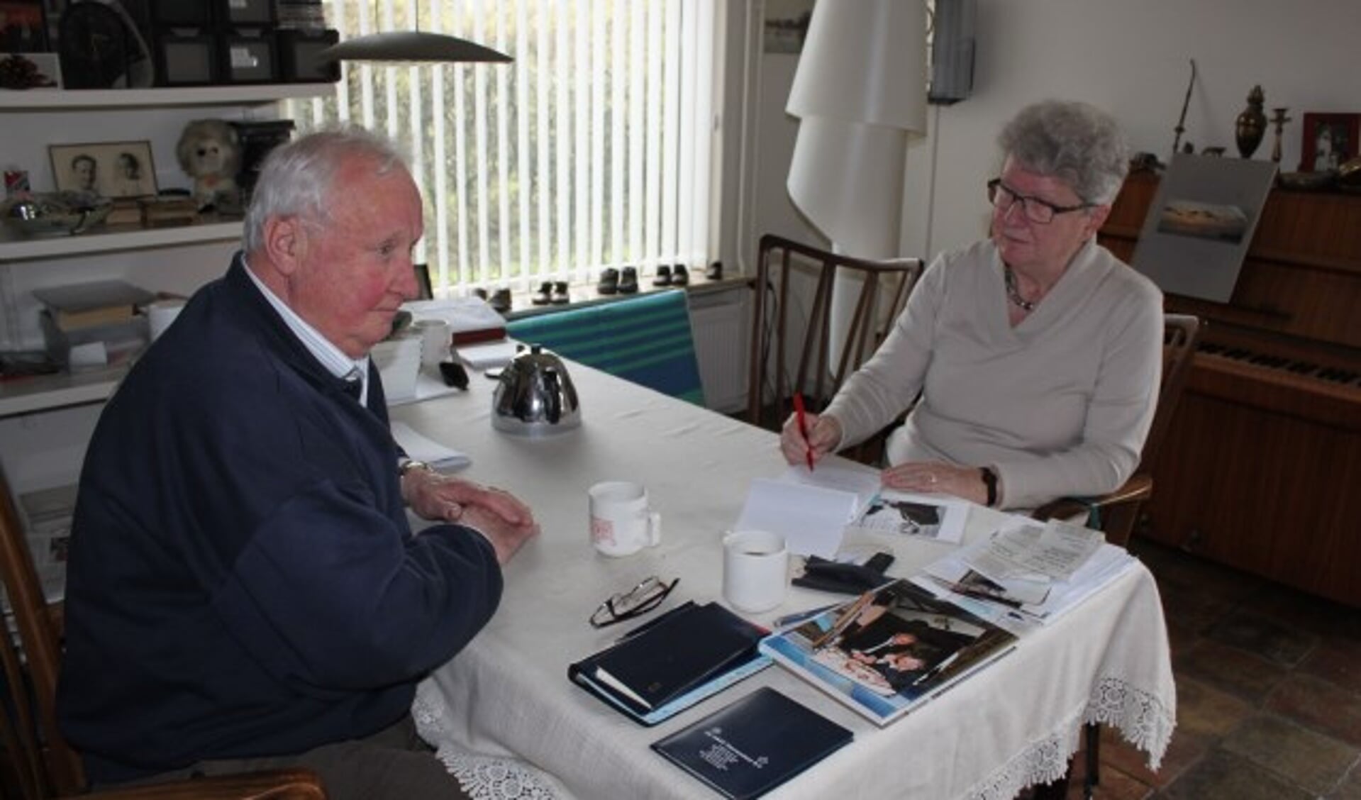 Gerda van der Mijn in gesprek met oud-voorzitter Gerrit van Leeuwen. (Foto: Martin Brink)