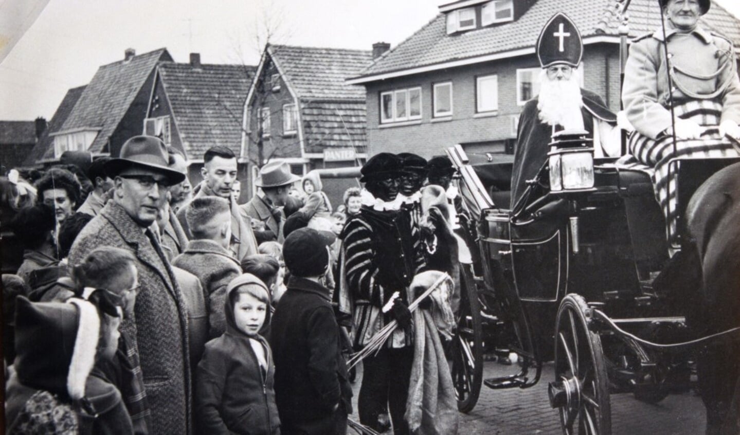 Ontvangst van Sinterklaas aan de Holleweg omstreeks 1959. De Pieten zijn zwarter dan zwart en hebben een roe bij zich. (Foto: coll. Martin Brink)