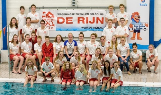 Inge Dekker poseert met de zwemmers van de Rijn voor het begin van haar gasttraining. Foto: Guy Ackermans