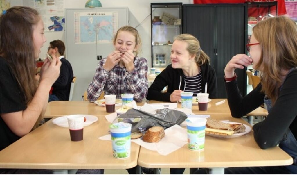 Leerlingen van het Groevenbeek College kregen donderdag een gezond ontbijt voorgeschoteld. Foto: Ermelo Beweegt