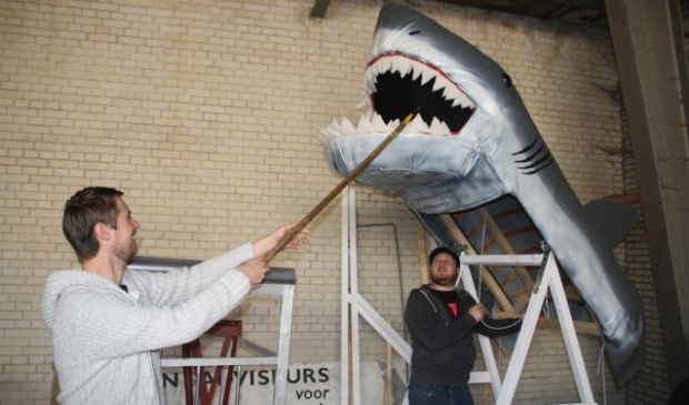 Jan Heijn en Tim Horsting testen de mechanische haai Jaws, die te zien is in de Dive-In Cinema. Foto: Kees Stap