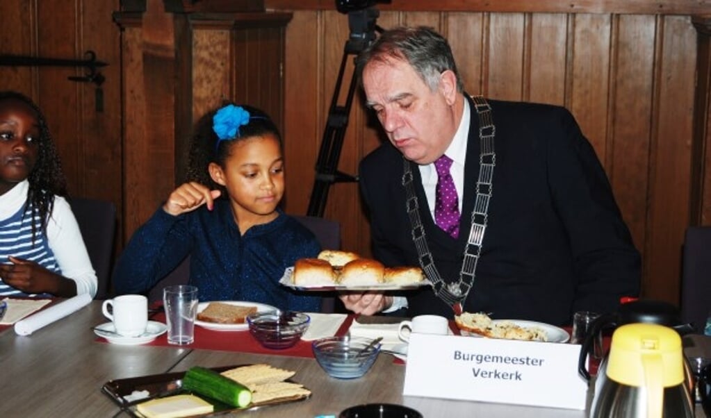 Burgemeester Verkerk biedt Solange een broodje aan. Foto: Anneke Iseger