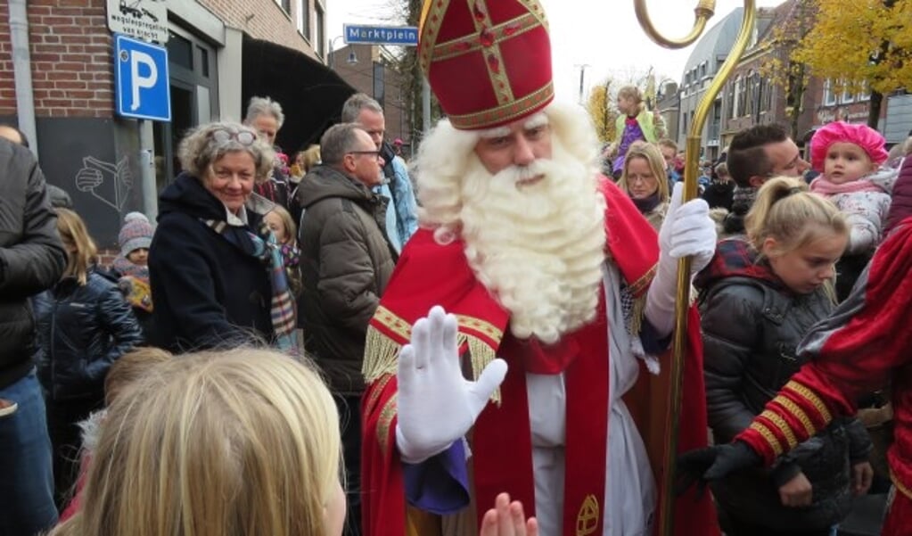 Sinterklaas en zijn Pieten werden zaterdag enthousiast verwelkomd door de kinderen. Bovendien hielpen ze de Sint om zijn zoekgeraakte staf weer terug te vinden. High five! Foto: Doriet Willemen. 