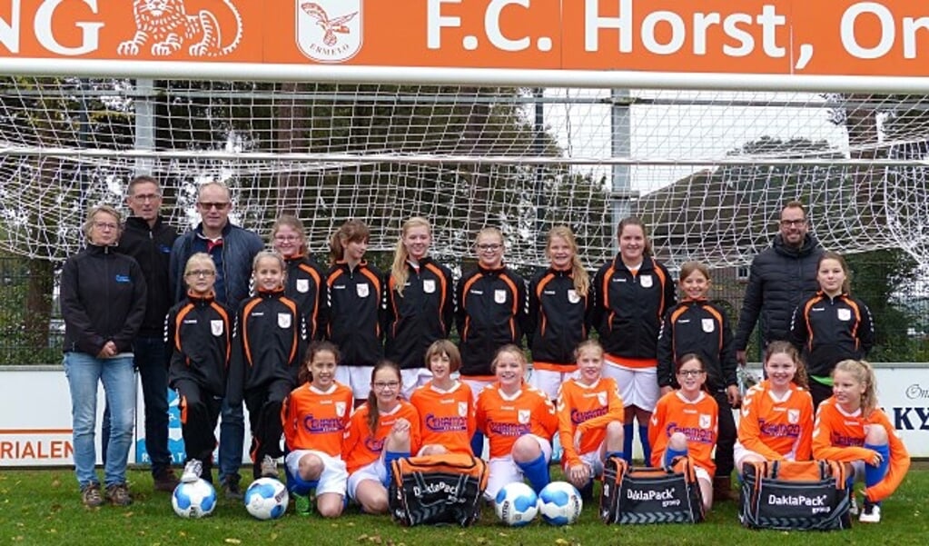 De meisjes D1 van FC Horst zijn in het nieuw gestoken. 
EIGEN FOTO
