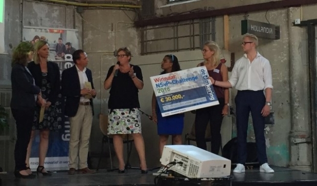 Irmgard Bomers van WIN (midden) neemt prijs van de NSvP in ontvangst. In Den Haag is inmiddels eerste groep gestart.