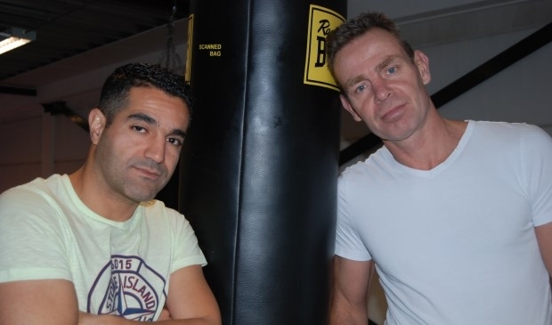 Eric Vredeveldt (rechts) en Shahin Nourozi, beiden leunend tegen een boksbal.