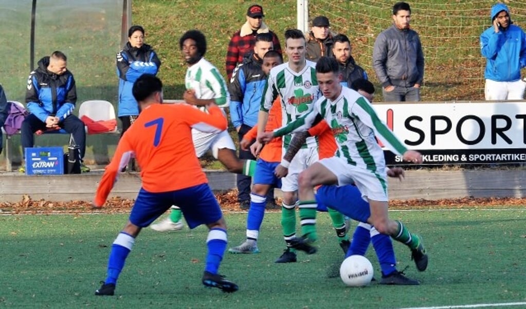 Er werd op het sportpark De Zoom pittige duels uitgevochten. Foto: gertbudding.nl