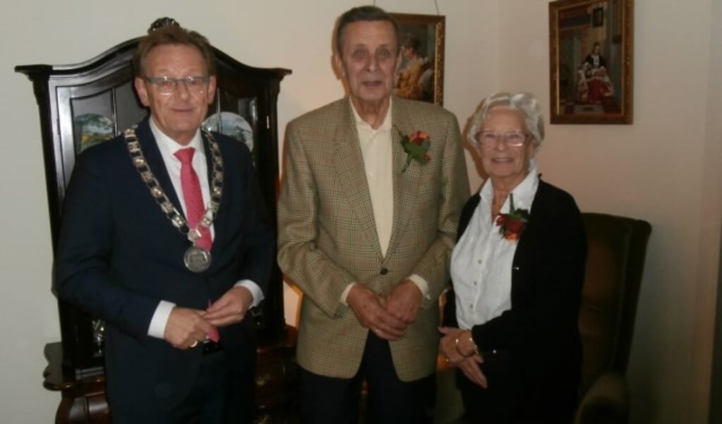  Rietje en Jan Gijsbertsen met de burgemeester. Foto: Marijke Wieringa