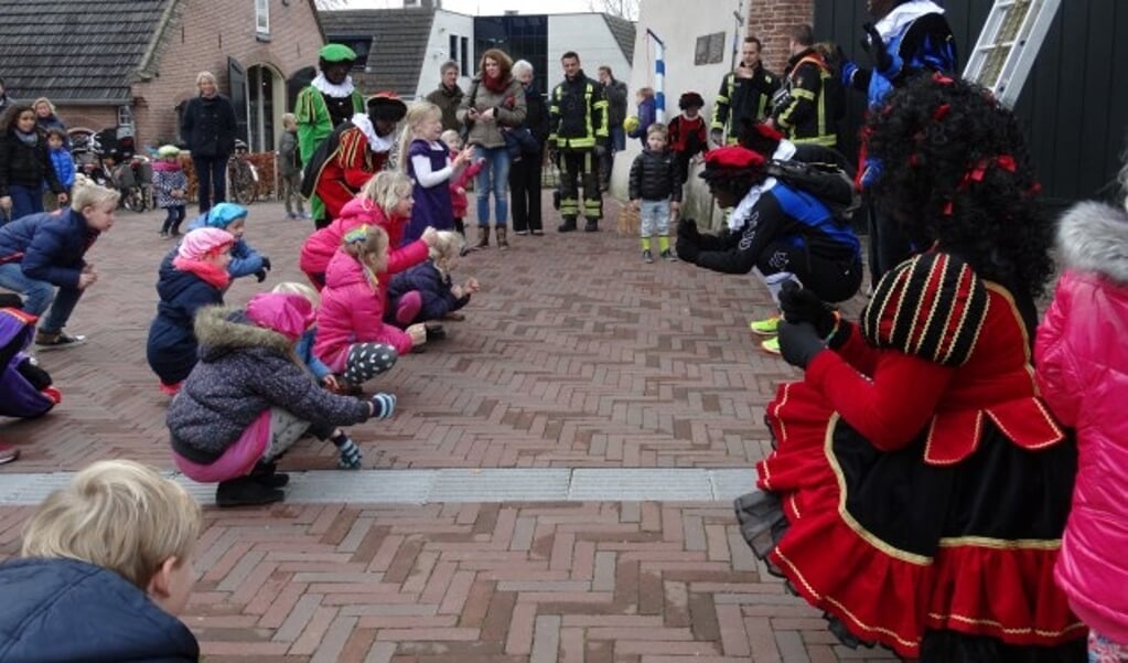 Er is van alles te doen in en om Het Pakjeshuis, zoals de activiteit Alle Pieten Bewegen. FOTO: Het Pakjeshuis