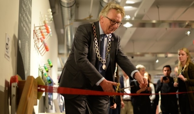 Met professionele vaardigheid verrichte burgemeester Geert van Rumund de traditionele openingshandeling van de nieuwe showroom kelder van Matser. Foto Sofie Stappers