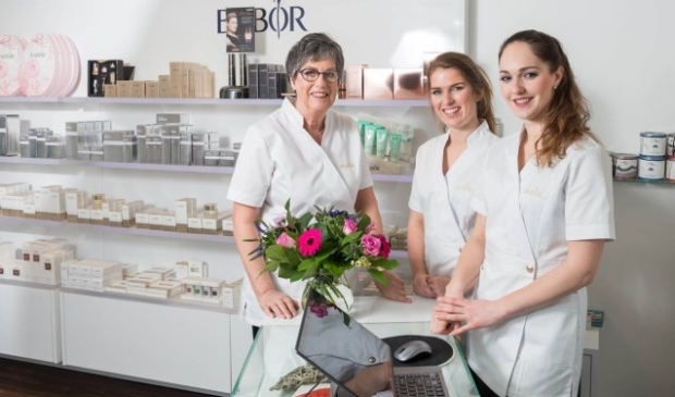 Ida Frentz, Klae Dekens en Lotte Westland in Schoonheidssalon Ida Frentz waar het deze vrijdag en zaterdag Open Huis is.