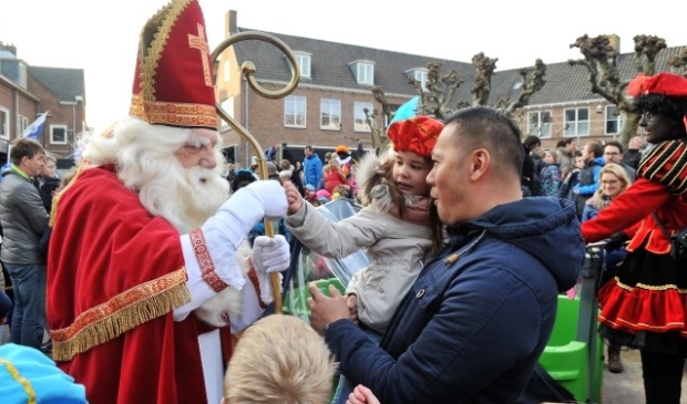 Veel kinderen en ouders waren zaterdag aanwezig bij de intocht. Foto: gertbudding.nl