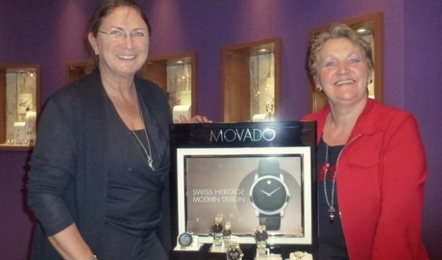 Janet van Zilfhout (links) en Corrie Boshoven tonen met trots de Movado horloges in hun collectie. Foto: Pauline Schakenbos