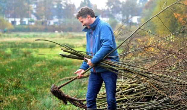 Minister Jeroen Dijsselbloem hielp mee, net als twee jaar geleden. Foto: Gert Budding