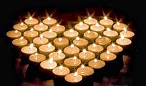 <p>Plaats een waxinelichtje om het licht te delen</p>