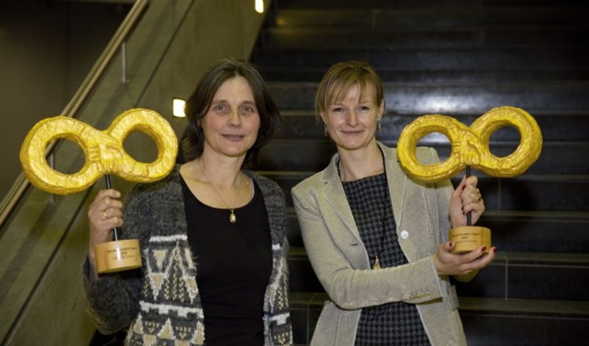 Joanne Penning van Samen voor De Bilt, en Judith Boezewinkel van MENS De Bilt namen de prijs in ontvangst. FOTO: Wim van de Spiegel



Foto: Wim van der Spiegel