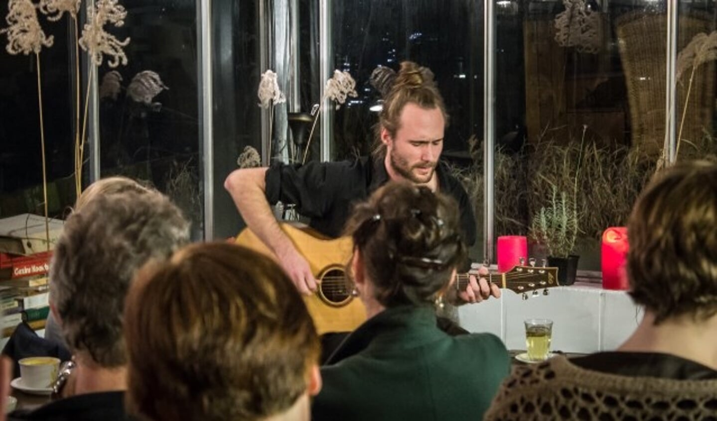 Het optreden van Remco Jacobs bij de eerste editie van Muziek bij de Buren. Lokale talenten treden op bij stadsbewoners die hiervoor hun huiskamer openstellen. Foto: Tse Kao