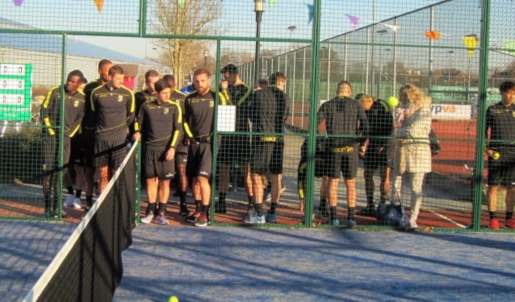 Vitesse-voetballers 'trainden' het padelspel bij Keltenwoud. Foto: Nico de Gouw