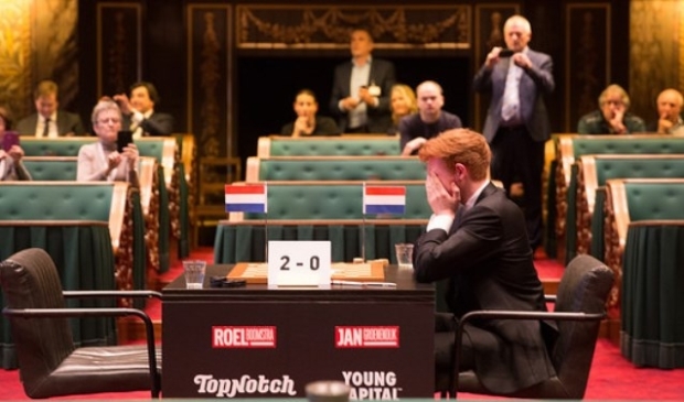 Symboliek in beeld. Jan Groenendijk verwerkt zijn dramatische verliespartij in de Eerste Kamer. Foto's: Geb Kos