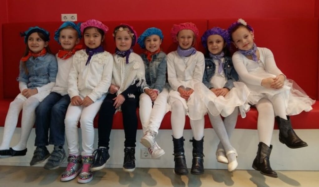 e kinderen van de opleidingsklas van OASE Zangopleidingen uit Veenendaal zitten klaar voor hun optreden in de Cultuurfabriek afgelopen zaterdag. (Foto: Jaap Pilon)