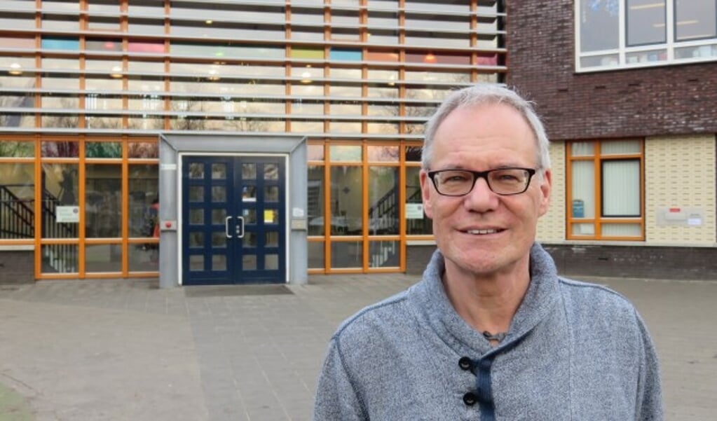 Meester Theo Olthof gaat na ruim 44 jaar met pensioen en neemt afscheid bij de Wilhelminaschool: 