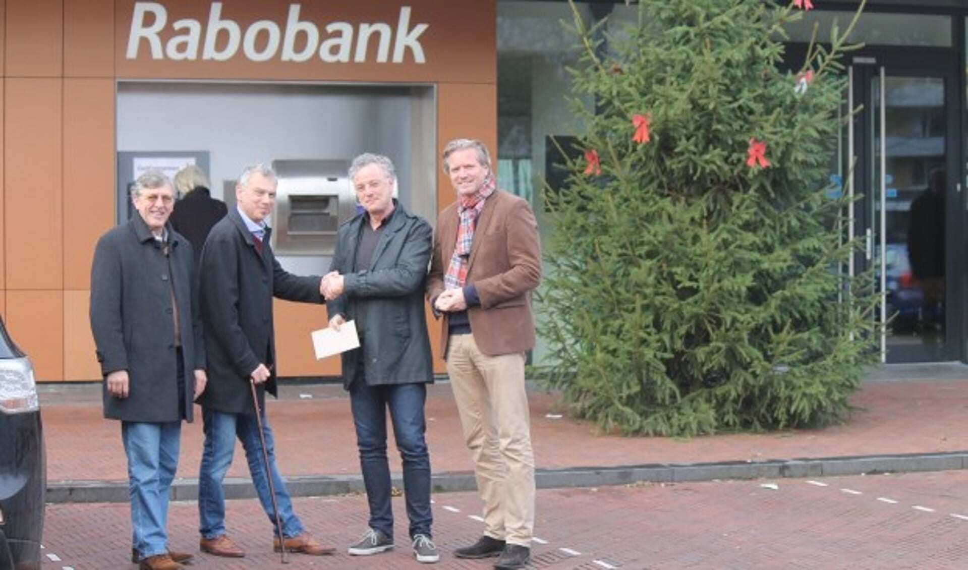 Vincent Cornelissen staat tweede van links. Rechts Rabo-directeur Dirksen. De RABO is sponsor van de ALS Lenteloop.