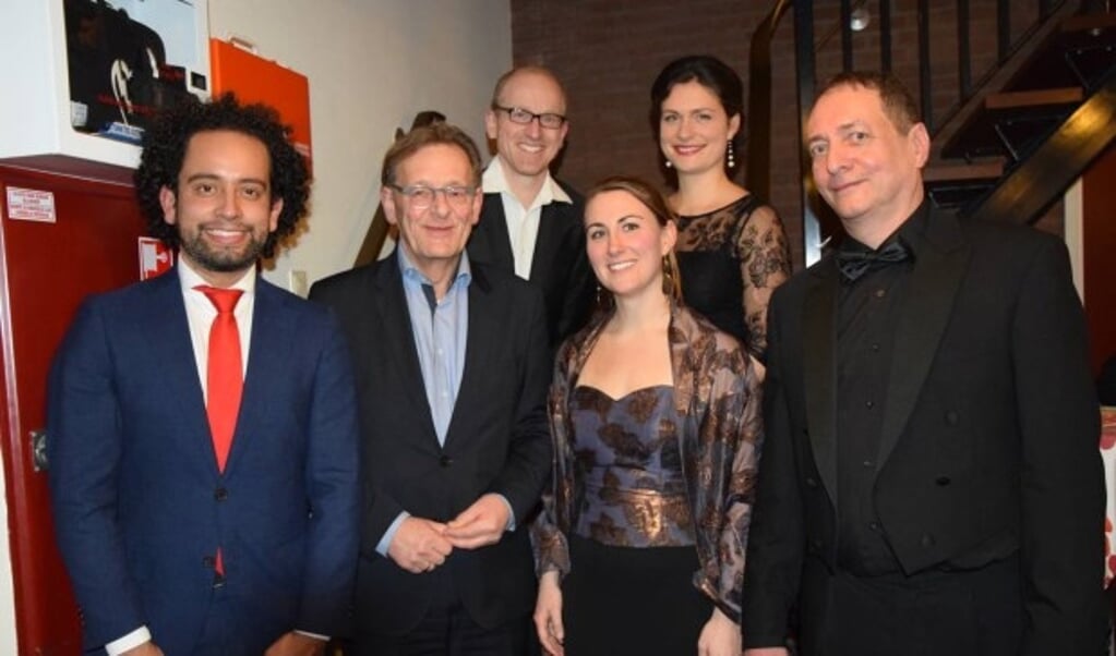 De 4 solisten en de dirigent met burgemeester Jansen.