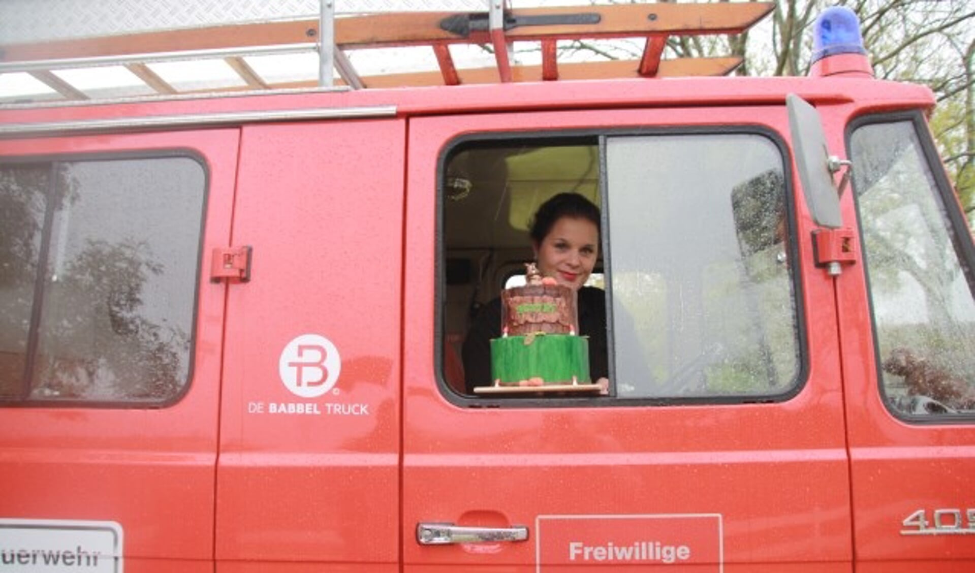Miranda Buijing gaat haar heerlijke herfsttaart met de Babbeltruck bezorgen. Foto: Kees Stap
