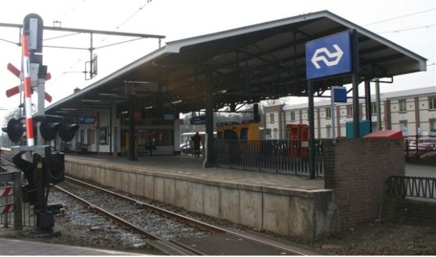 Het station op archieffoto. Het ziet er inmiddels aanmerkelijk beter uit. En dat wordt maandag nog beter met de komst van de StationsHuiskamer.