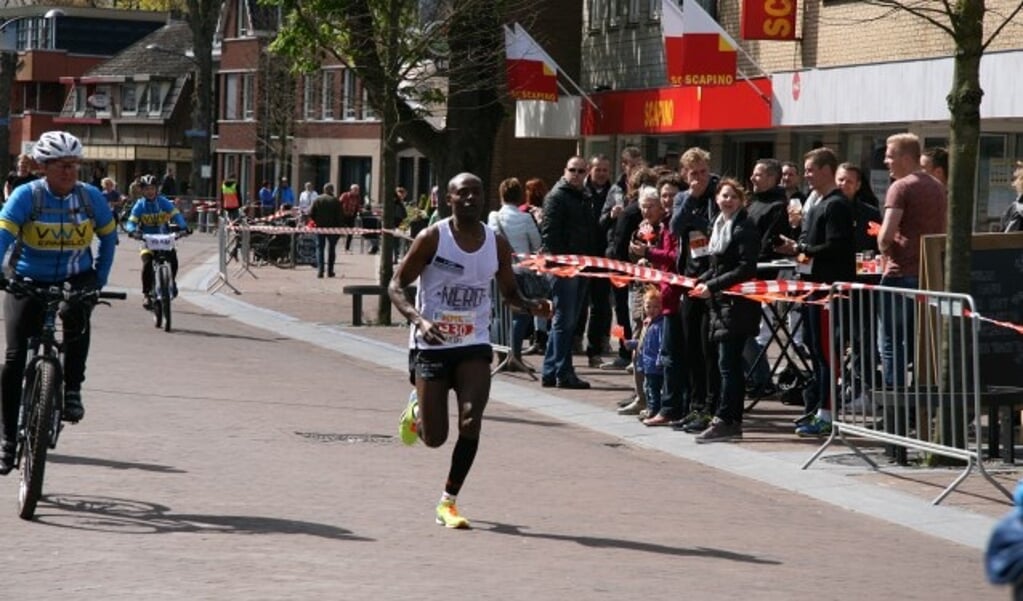 De halve marathon wordt volgend jaar voor de derde maal gehouden in hartje Ermelo. De definitieve datum is 20 mei 2017. FOTO: HME