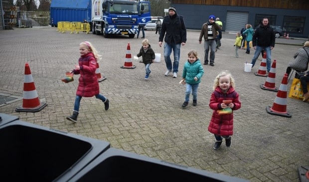 Tijdens de afvalbraderie eerder dit jaar wordt van het scheiden van afval een spelletje gemaakt.