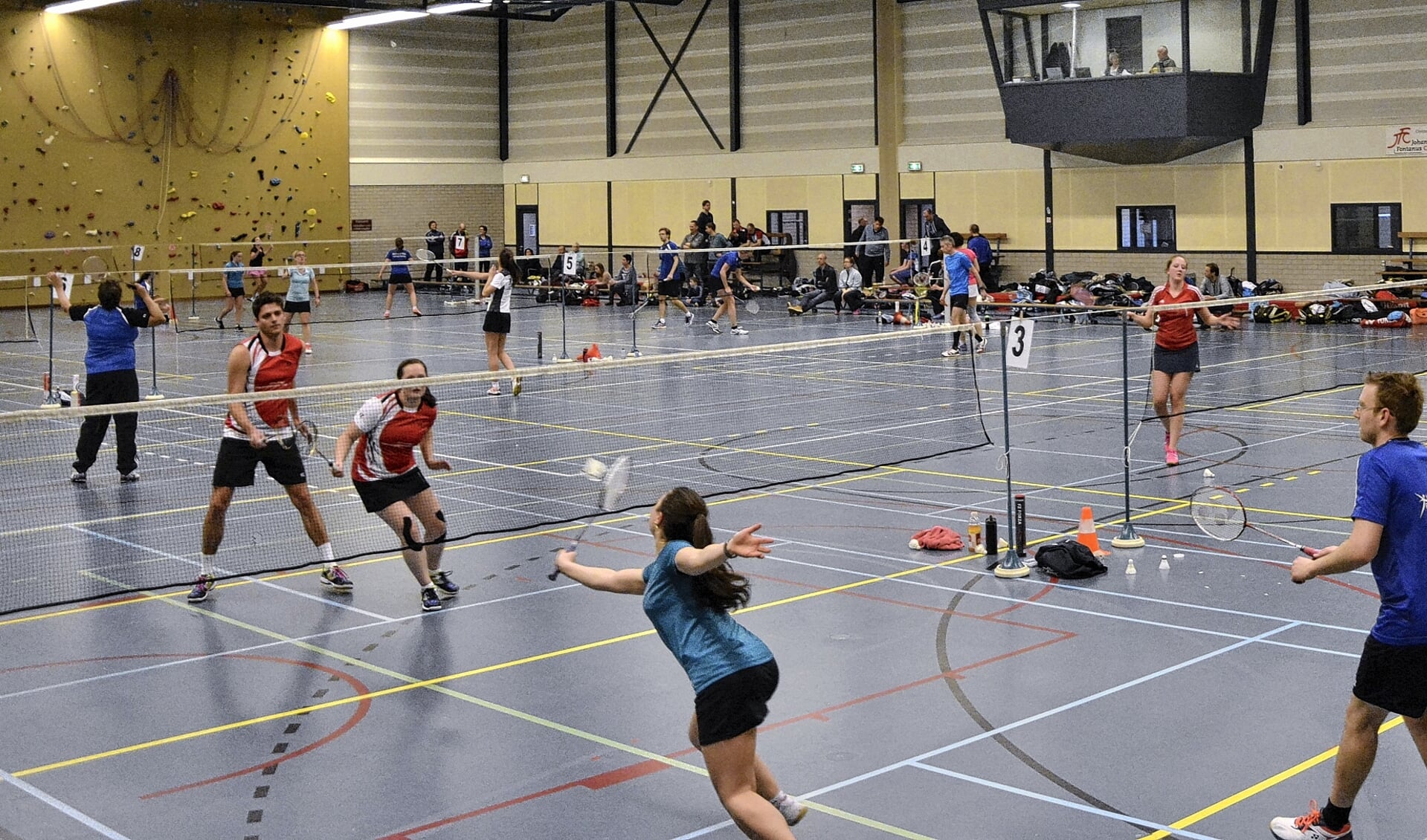 Een badmintontoernooi in de Oosterboshal in Barneveld.