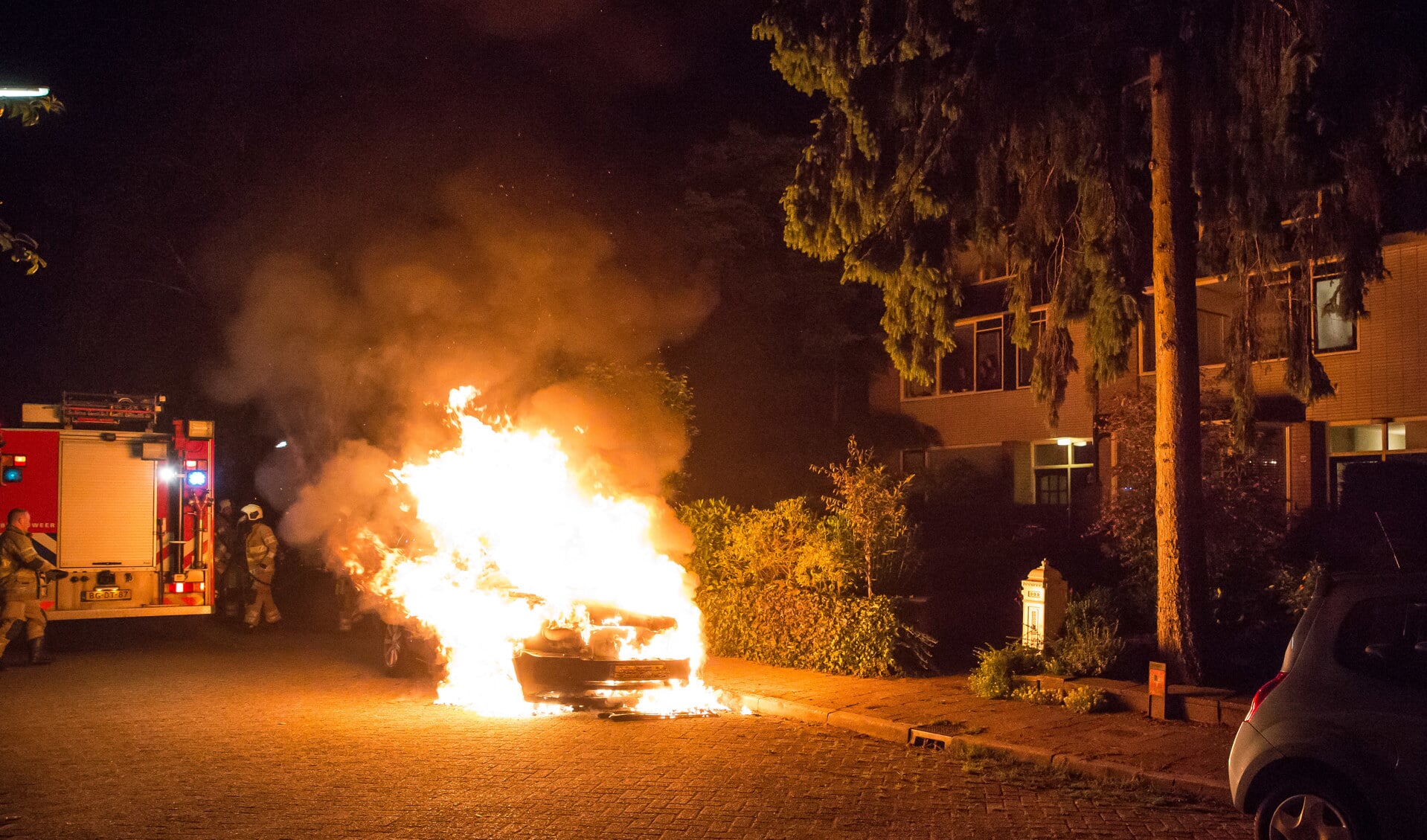 Om 2.40 uur werden bewoners van de Fockema Andrealaan in Baarn wakker van een brandende Range Rover. De onmiddellijk gealarmeerde brandweer kon niet voorkomen dat de auto geheel uitbrandde. Van verschillende buurtbewoners werd door de politie een verklaring opgenomen. De recherche gaat later op de d