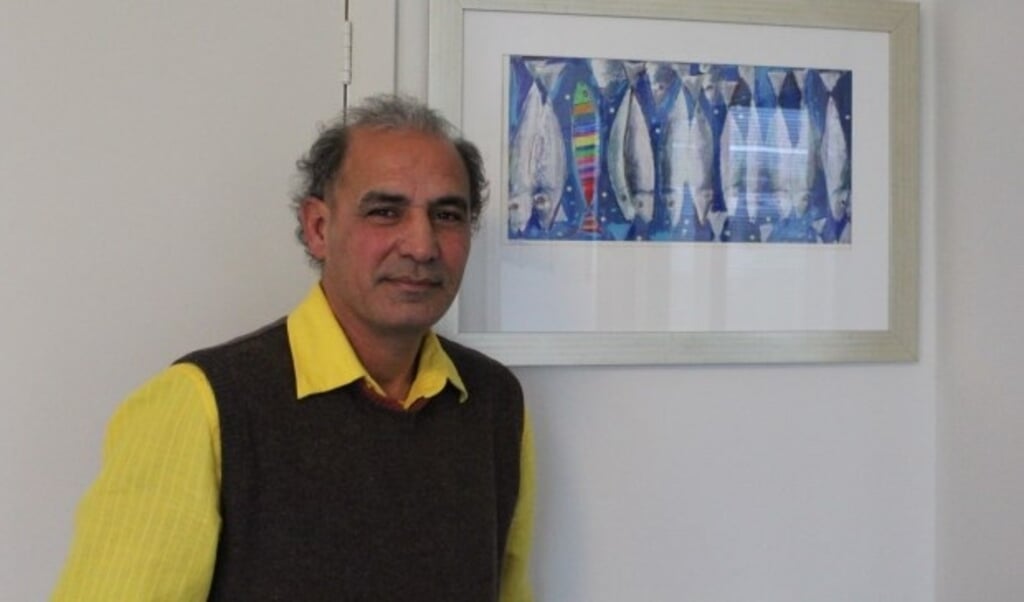 Fadel Jawad bij één van zijn kunstwerken, waarmee hij diversiteit verbeeldt. foto: Ludmilla Coornstra 

