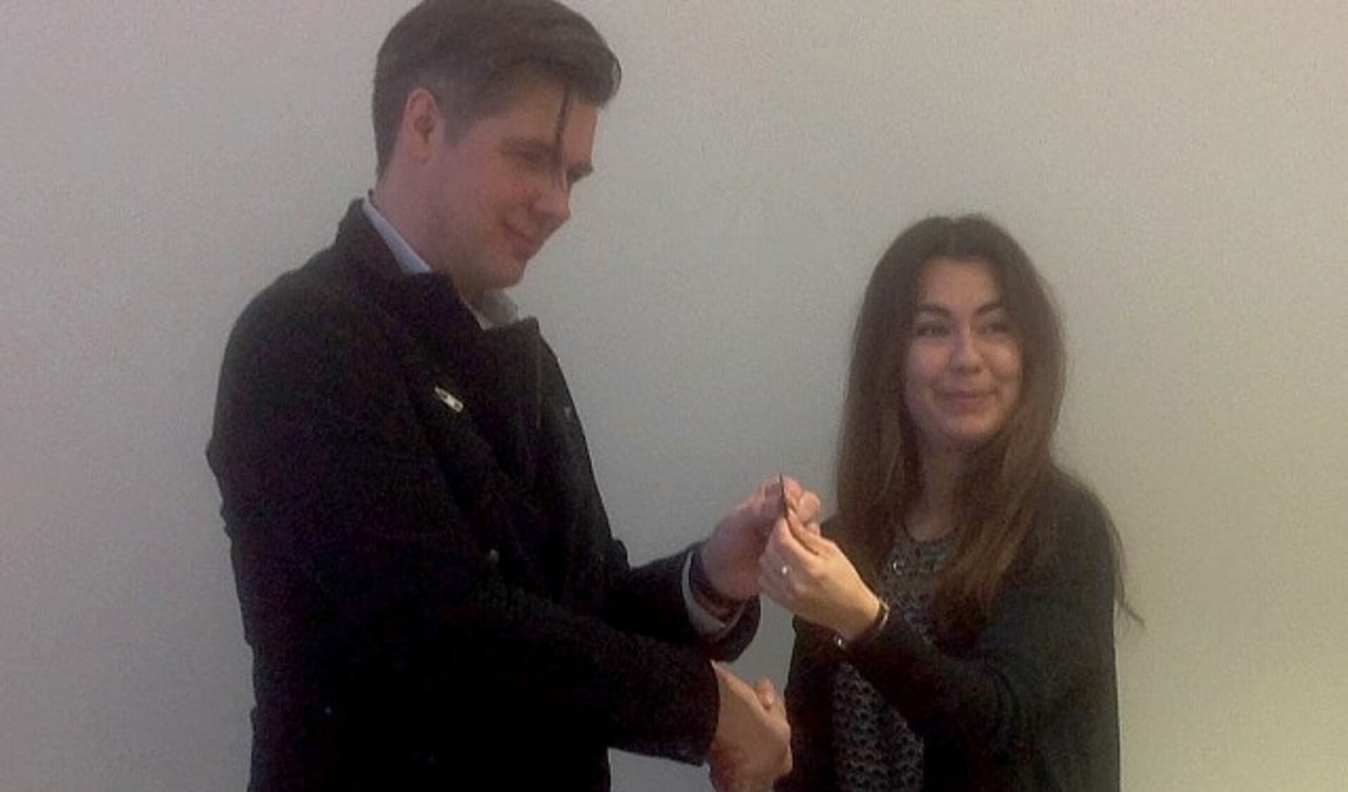 Martijn Adelmund ontvangt van Lara de Brito de sleutel van het stadhuis. Foto: Kees Stap