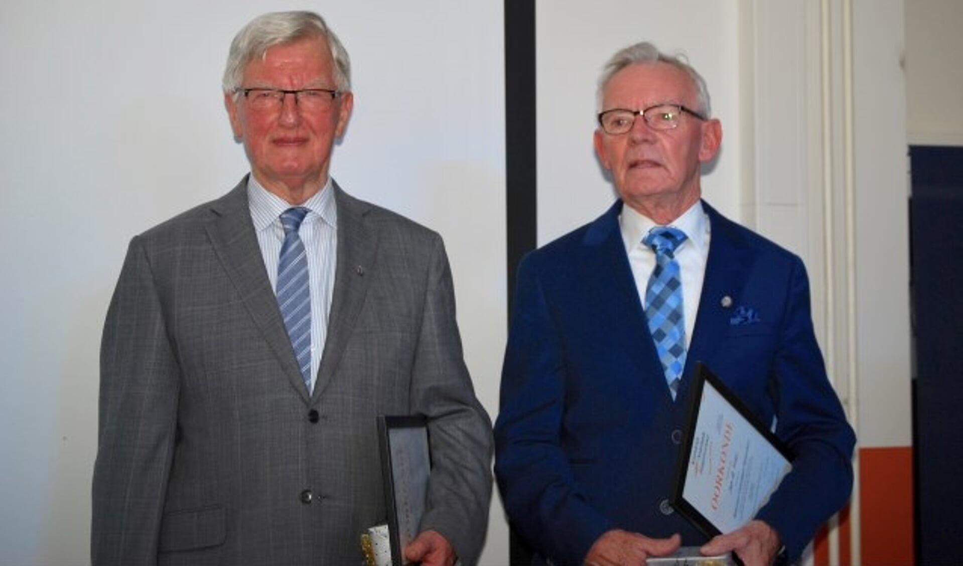 Piet Lucas en Jan de Vries waren 40 jaar lid van het koor en werden daarom gehuldigd.