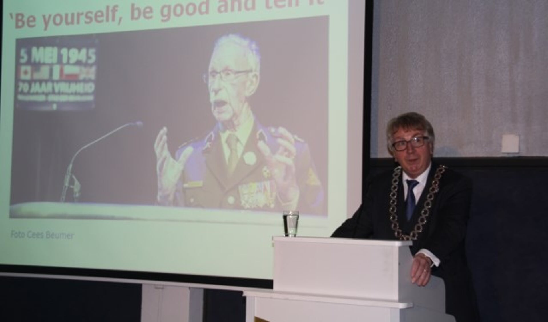 Burgemeester Geert van Rumund begon zijn nieuwjaarstoespraak met het memoreren van het overlijden van Ted Meines.