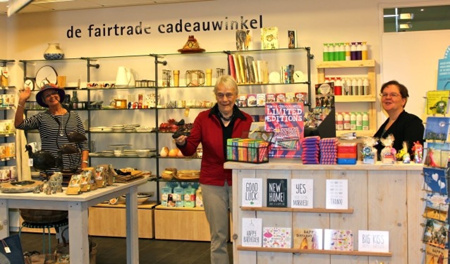 Medewerkers Jose Rossewij, Fieke Faber en Ellen Mook in de Wereldwinkel De Bilt. FOTO: Els van Stratum