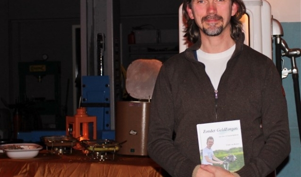 Frank van Haaren met zijn boek tijdens het Benefiet-diner in Soest. FOTO: Els van Stratum