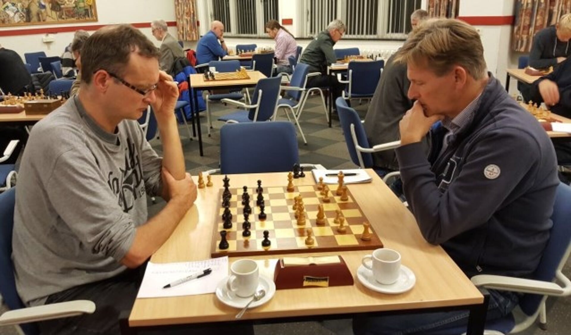Noël Bovens en Harry Verhoef speelden spannende partijen. Boven won. (foto: Rinus van der Molen)