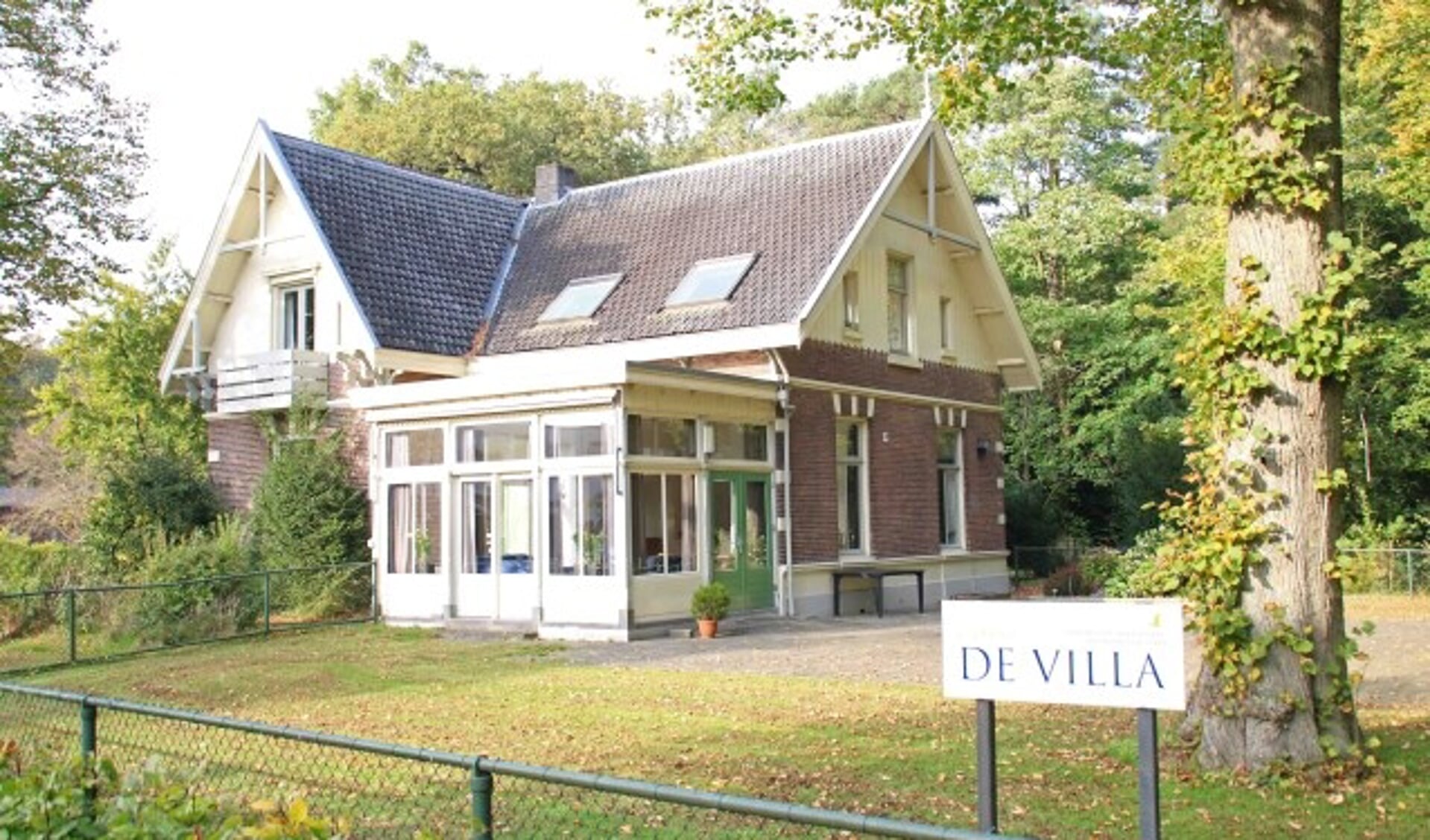 Eind november 2013 werd De Villa aan de Stationsstraat 124 onder grote belangstelling geopend. Sindsdien is het gebouw er voor de ongeneeslijk zieke, maar ook om de mantelzorger te ondersteunen. Vrienden worden van COOZ De Villa? Kijk dan op www.coozdevilla.nl.