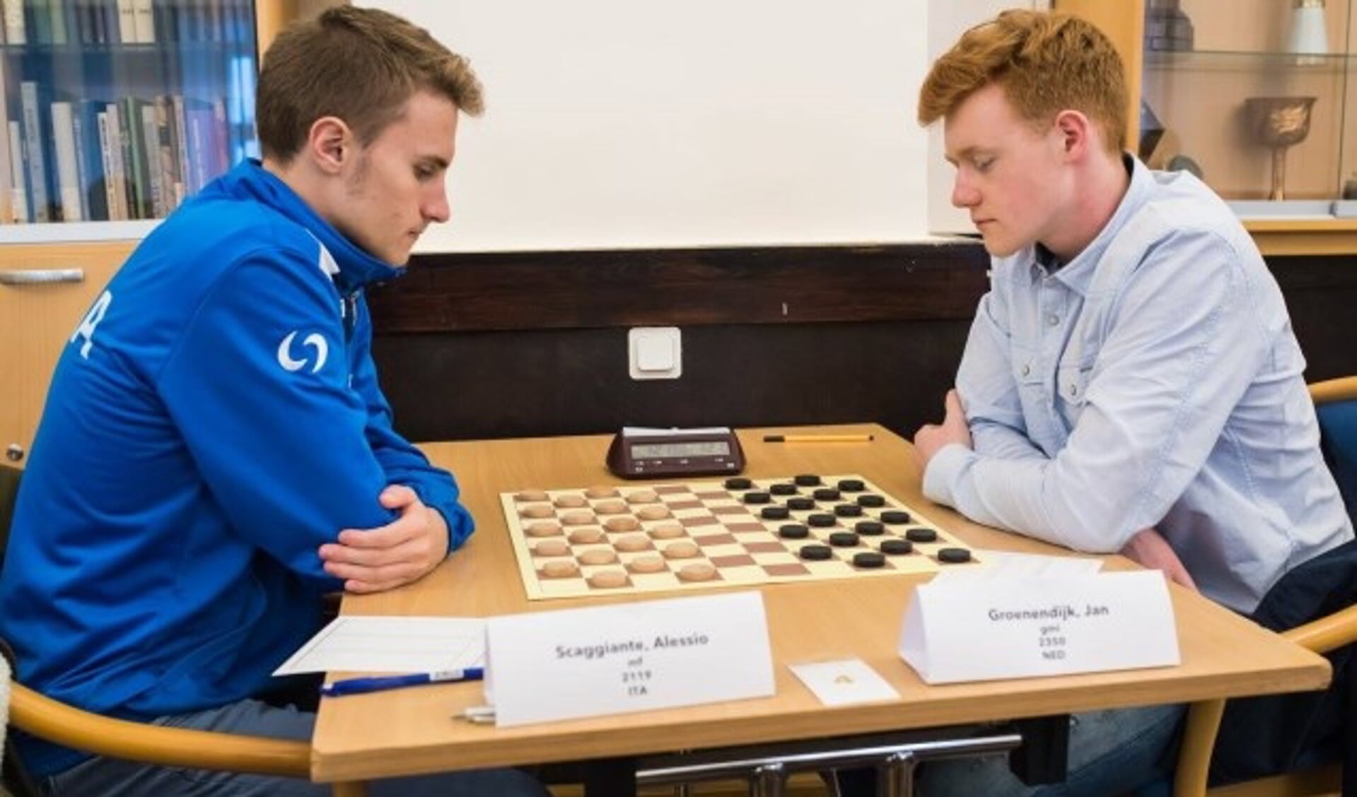 De laatste ronde: Jan Groenendijk (rechts) in opperste concentratie tegen Alessio Scaggiante. (foto: Heike Verheul)