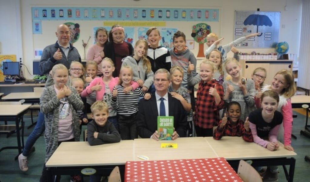 Wethouder Marco Verloop tussen de kinderen van Het Erf. (Foto's Nico van Ginkel)