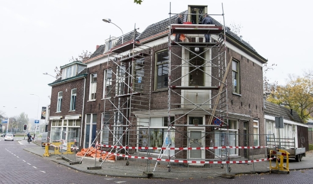 De steigers zijn geplaatst om noodzakelijke reparaties aan de slechte dakgoten te verrichten. (foto: Johan Mulder)