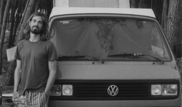 Rick is fanatiek surfer en trekt er graag met zijn oranje Volkswagenbus op uit om de golven te bedwingen. FOTO: Arti Lammert
